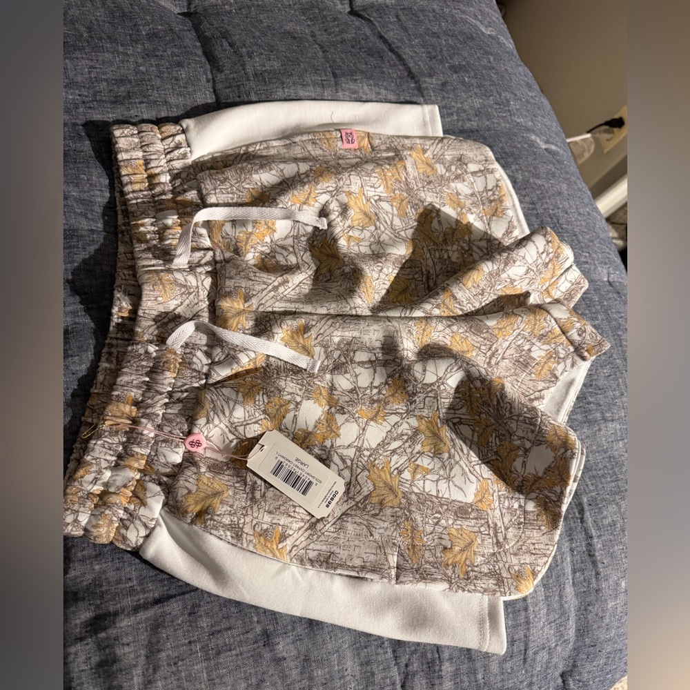 New with tags white camo simply southern shorts L
New with tags 
Smoke free home